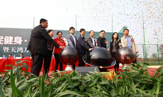 济南千名小学生挑战足球拼图世界纪录成功(图3)
