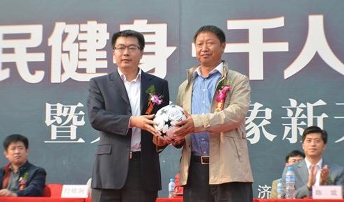 济南千名小学生挑战足球拼图世界纪录成功(图4)