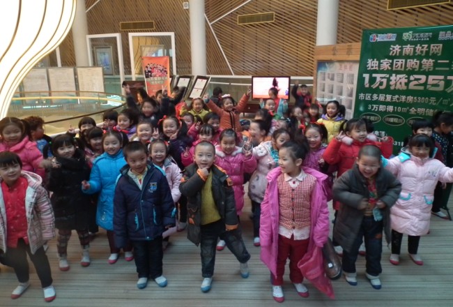 再大的风雪也阻挡不了孩子的热情(图3)