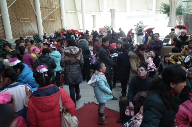 再大的风雪也阻挡不了孩子的热情(图2)