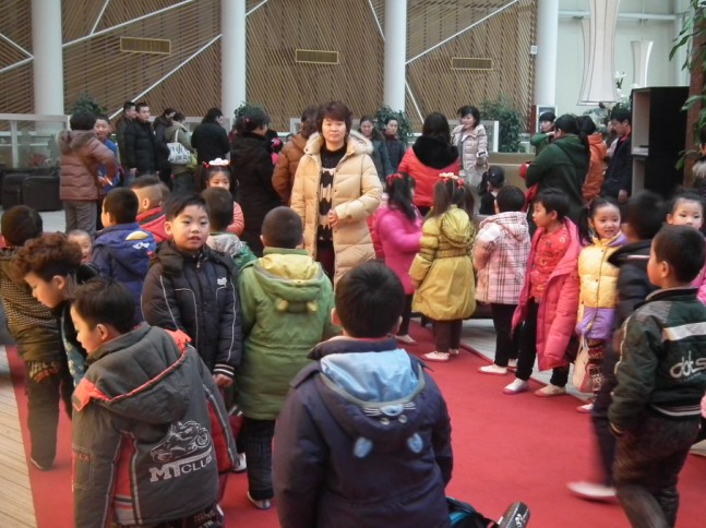 再大的风雪也阻挡不了孩子的热情(图1)