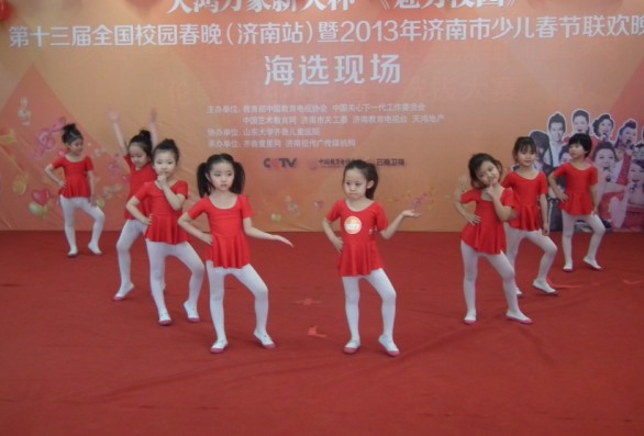 再大的风雪也阻挡不了孩子的热情(图15)