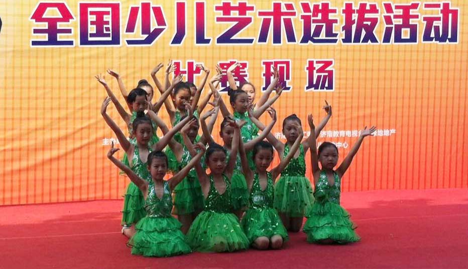 万人空巷宝贝秀 百般武艺好少年(图2) 万人空巷宝贝秀 百般武艺好少年(图2)