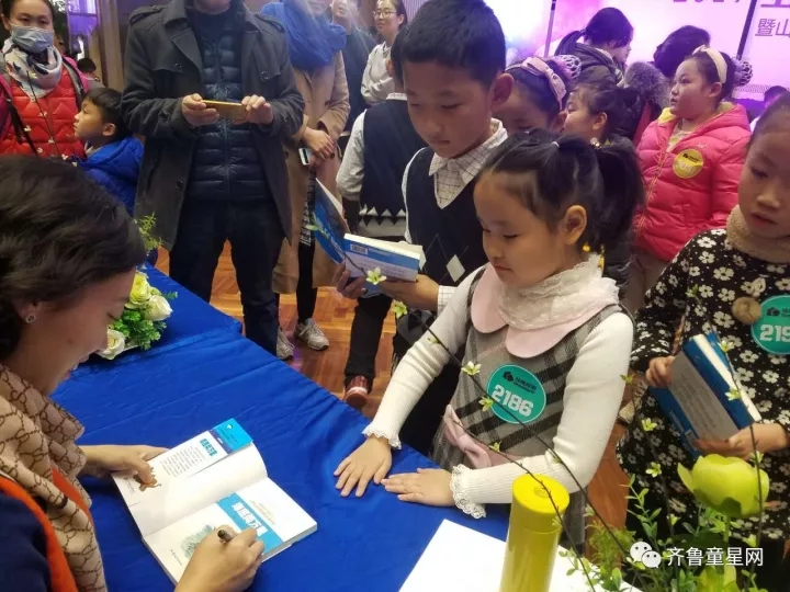 小新、叶萱老师惊喜现场助阵《寻找朗读者》!(图3) 小新、叶萱老师惊喜现场助阵《寻找朗读者》!(图3)