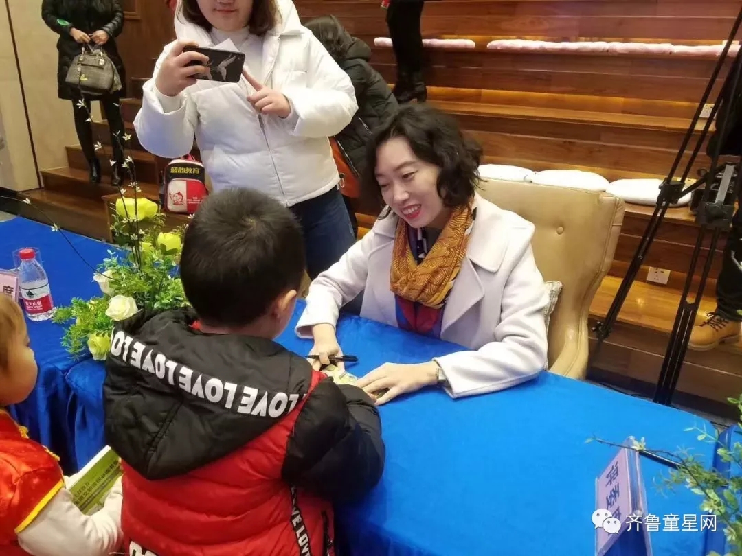 叶萱老师助阵朗诵大赛！朗诵不止，魅力不止！(图3)
