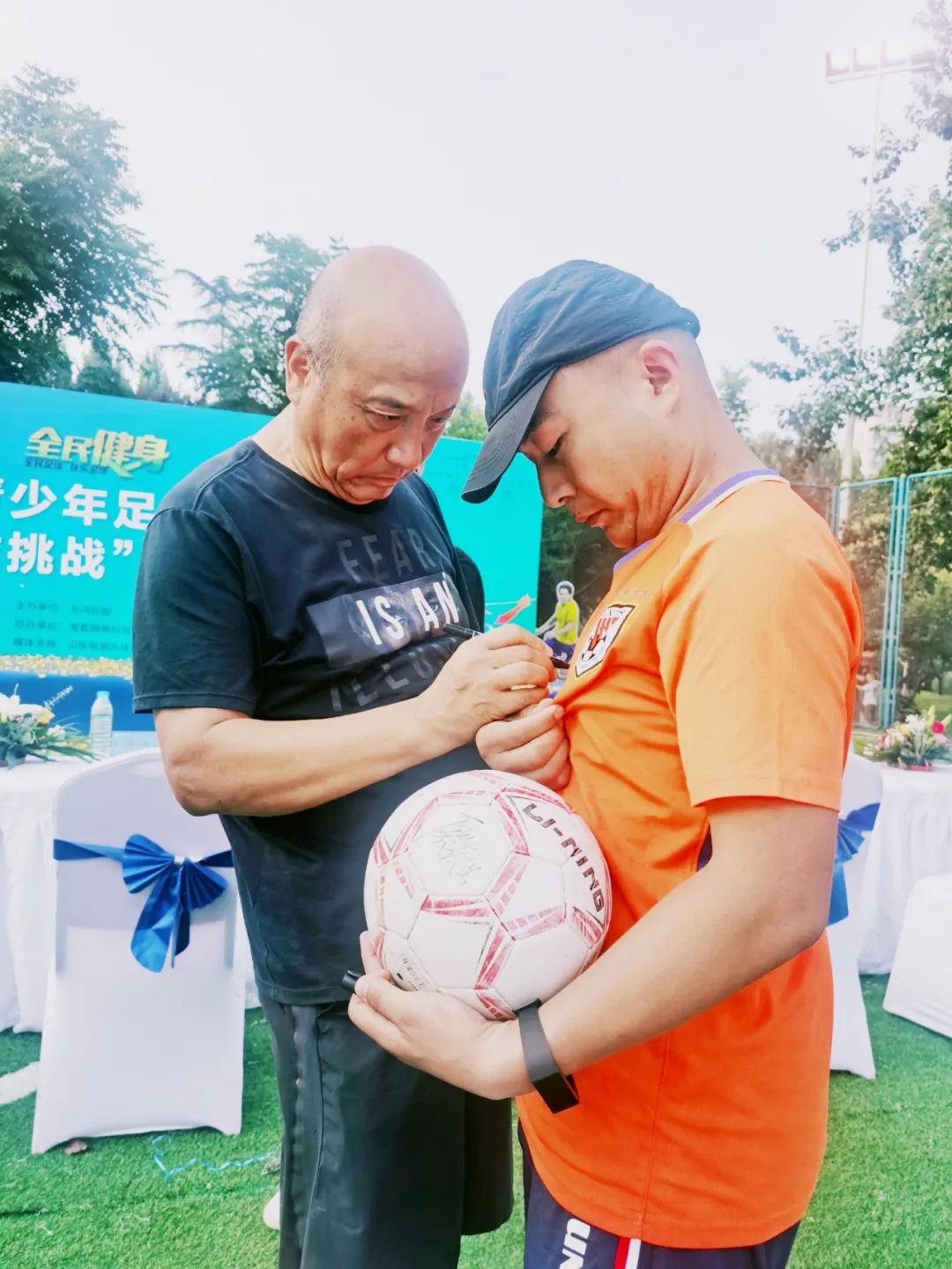 足球教父殷铁生亲临开球,引沸孩子足球梦想!(图15) 足球教父殷铁生亲临开球,引沸孩子足球梦想!(图15)
